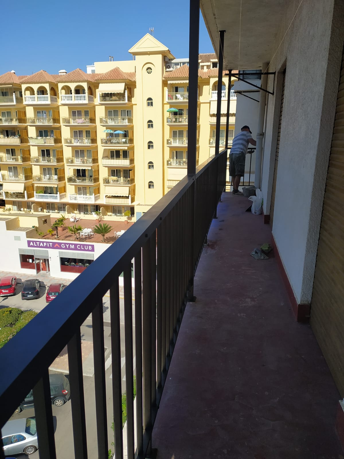 Barandilla metálica en balcón de vivienda — Mijas Costa